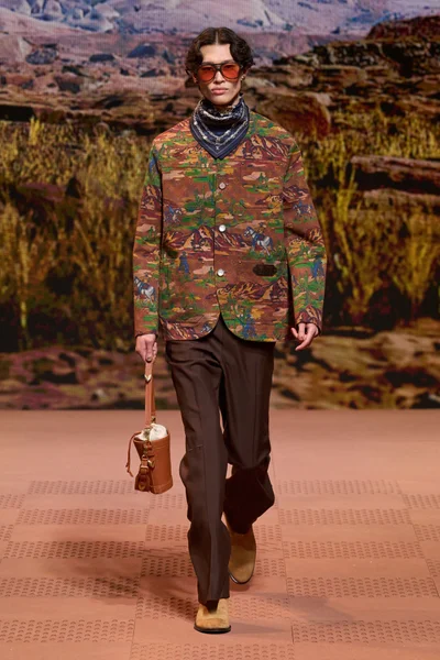 Look 16